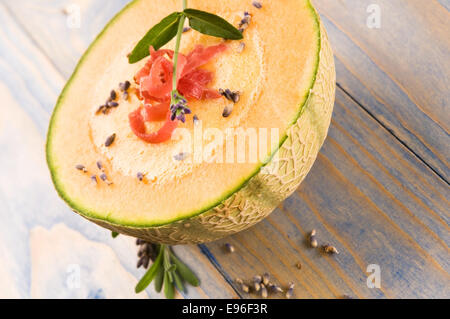 Fresca zuppa di Melone con prosciutto di Parma e di fiori di lavanda Foto Stock