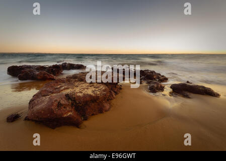 Red Rocks Beach, Phillip Island all'alba Foto Stock