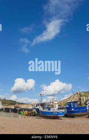 Attività di pesca i pescherecci con reti da traino sulla spiaggia di Hastings Foto Stock