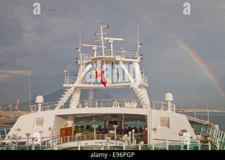 Come una nave da crociera lascia il porto di Napoli un arcobaleno di archi attraverso il cielo,e sul Vesuvio,in background solo per disa Foto Stock