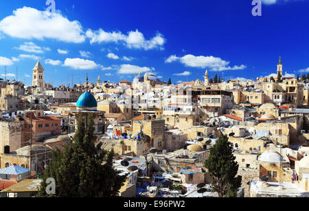 Tetti della Città Vecchia con il Santo Sepolcro Chirch Dome, Gerusalemme, Israele Foto Stock