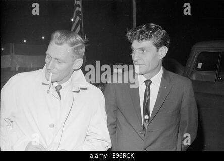 Una fotografia di un raduno del Ku Klux Klan tenutosi nel 1965. L'immagine cattura un momento nell'era del movimento per i diritti civili, documentando un capitolo significativo ma controverso nella storia americana. Foto Stock