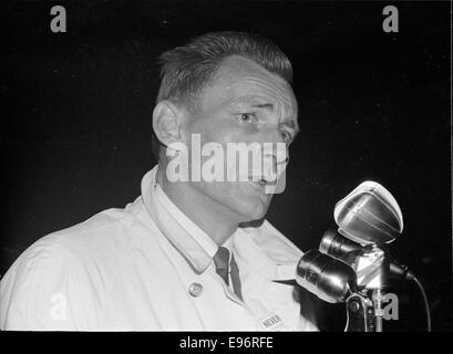 Questa fotografia mostra un raduno del Ku Klux Klan tenutosi nel 1965. L'immagine cattura i membri del gruppo di odio durante una manifestazione pubblica, illustrando un periodo oscuro nella storia americana caratterizzato da tensione razziale e divisione. Foto Stock