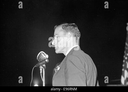 Una fotografia che documenta un raduno del Ku Klux Klan nel 1965. L'immagine cattura gli individui riuniti in una manifestazione pubblica, riflettendo le tensioni razziali e le lotte per i diritti civili negli Stati Uniti durante questo periodo. Foto Stock