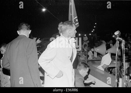 Fotografia di un raduno del Ku Klux Klan nel 1965. L'immagine cattura la tensione e le polemiche che circondano tali eventi durante gli anni '1960 negli Stati Uniti. Foto Stock