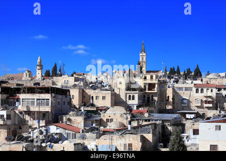 Tetti della Città Vecchia con il Santo Sepolcro Chirch Dome, Gerusalemme, Israele Foto Stock