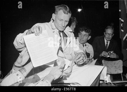 Questa fotografia cattura un raduno del Ku Klux Klan tenutosi nel 1965, un periodo in cui il gruppo era attivo negli Stati Uniti. L'immagine fornisce una visione storica delle attività del gruppo durante il movimento per i diritti civili, che ha visto una significativa opposizione all'uguaglianza razziale. Foto Stock