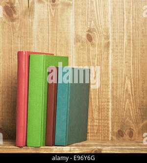 Libri sullo scaffale marrone Foto Stock