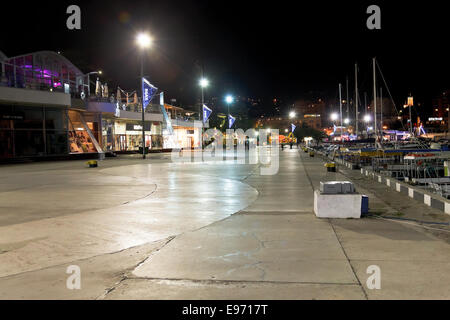 YALTA, Russia - 2 ottobre 2014: la gente camminare sul lungomare di Yalta Città nella notte. Yalta è la città balneare sulla costa nord di t Foto Stock