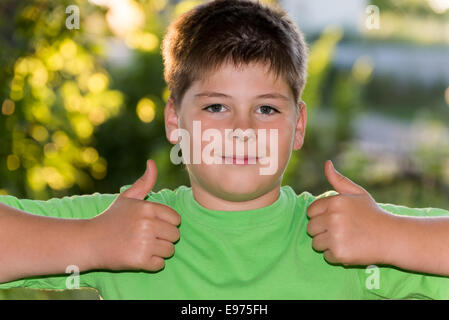 Il ragazzo mostra gesto che è tutto bene Foto Stock