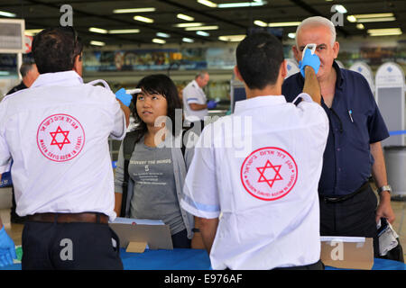 Gerusalemme. Xx oct, 2014. Soccorsi israeliani controllare la temperatura corporea dei passeggeri in arrivo dal Cairo a Ben-Gurion Aeroporto Internazionale nei pressi di Tel Aviv, su 20 ott. 2014. Israele ampliato lo screening dei passeggeri delle compagnie aeree per Ebola lunedì. Credito: Gil Cohen Magen/Xinhua/Alamy Live News Foto Stock