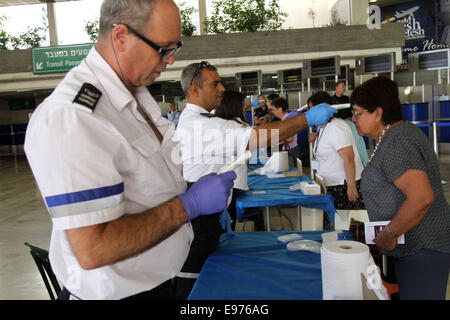 Gerusalemme. Xx oct, 2014. Soccorsi israeliani controllare la temperatura corporea dei passeggeri in arrivo dal Cairo a Ben-Gurion Aeroporto Internazionale nei pressi di Tel Aviv, su 20 ott. 2014. Israele ampliato lo screening dei passeggeri delle compagnie aeree per Ebola lunedì. Credito: Gil Cohen Magen/Xinhua/Alamy Live News Foto Stock