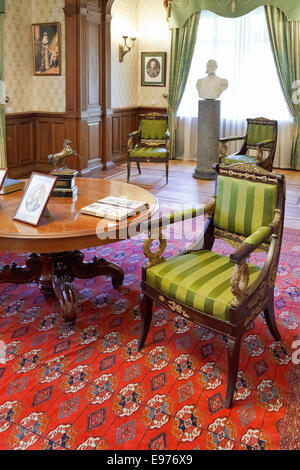 YALTA, Russia - 3 ottobre 2014: interno della camera di lavoro in Masandra Palazzo dell'Imperatore Alessandro III in Crimea. Il palazzo è stato Foto Stock