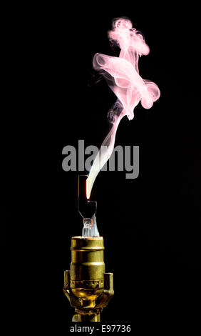 Lampadina rotta divampa in fumo Foto Stock