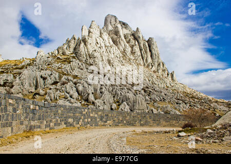 Tulove grede rocce sulla montagna di Velebit Foto Stock