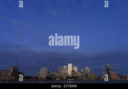 UK, Londra, Docklands, Canary Wharf torri e il fiume Tamigi come visto da di Rotherhithe. Foto Stock