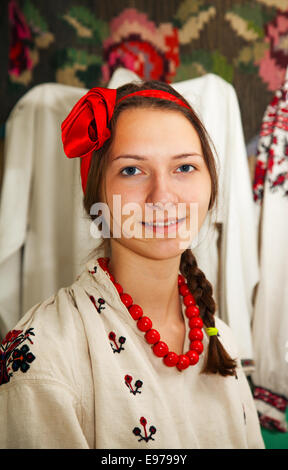 Teen girl indossando il costume ucraino Foto Stock