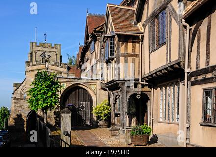 Vista del Lord Leycester Hospital e St James cappella lungo High Street, Warwick, Warwickshire, Inghilterra, Regno Unito, Europa occidentale. Foto Stock