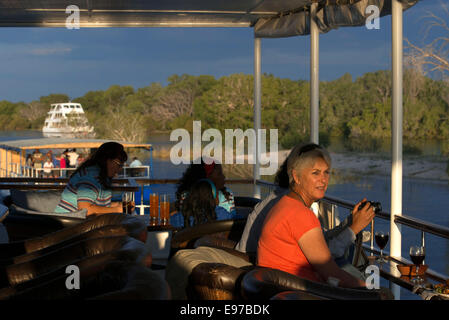 Crociera lungo il Victoria Falls a bordo del "Regina dell'Africa". Crociere al tramonto sul fiume Zambesi a Victoria Falls watch Ippona Foto Stock