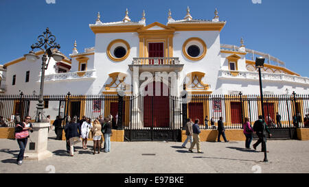 La porta di ingresso per la corrida stadium "Plaza de Toros" a Siviglia Foto Stock