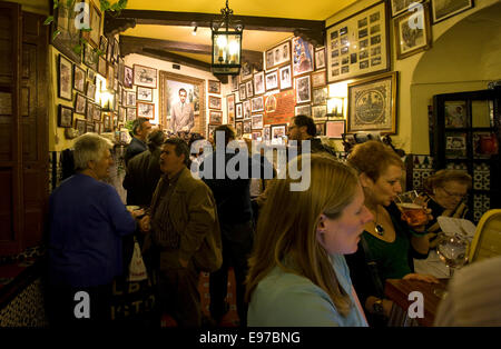 All'interno del ristorante Casa el Pisto in Cordobas città vecchia gente beve Foto Stock