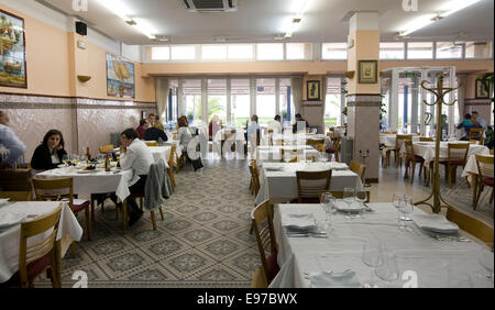 Il ristorante La Pepica famoso per la paella di aragosta a Valencia qui l'interno Foto Stock