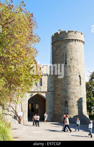 ALUPKA, Russia - 28 settembre 2014: turisti nei pressi di Porta Occidentale di Vorontsov (Alupka) Palace in Crimea. Il palazzo fu costruito in Foto Stock
