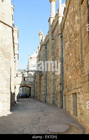 ALUPKA, Russia - 28 settembre 2014: turisti in Shuvalov passaggio di Vorontsov Palace in Crimea. Il palazzo fu costruito nel 1828-18 Foto Stock