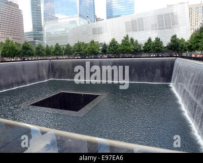 New York, Stati Uniti d'America. Il 26 giugno, 2014. Una vista del bacino idrico del National September 11 Memorial a Ground Zero a New York, Stati Uniti d'America, 26 giugno 2014. Il memorial si trova sul sito dell'ex World Trade Center nel sud di Manhattan e commemora il 3000 vittime degli attacchi terroristici contro il World Trade Center nel 1993 e il 11 settembre 2001. Foto: Alexandra Schuler/dpa - nessun filo SERVICE -/dpa/Alamy Live News Foto Stock