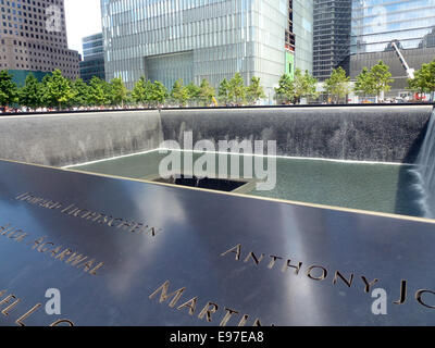 New York, Stati Uniti d'America. Il 26 giugno, 2014. Una vista del bacino idrico del National September 11 Memorial a Ground Zero a New York, Stati Uniti d'America, 26 giugno 2014. Il memorial si trova sul sito dell'ex World Trade Center nel sud di Manhattan e commemora il 3000 vittime degli attacchi terroristici contro il World Trade Center nel 1993 e il 11 settembre 2001. Foto: Alexandra Schuler/dpa - nessun filo SERVICE -/dpa/Alamy Live News Foto Stock