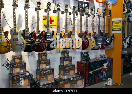 Music store in Sydney Nord la vendita di una gamma di strumenti tra cui chitarre elettriche Foto Stock