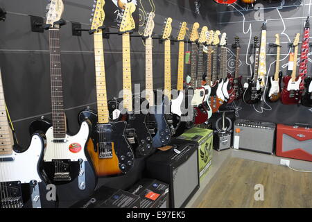 Music store in Sydney Nord la vendita di una gamma di strumenti tra cui chitarre elettriche Foto Stock