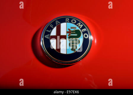 2008 Alfa Romeo Mito badge auto - la croce di Milano e il serpente Foto Stock