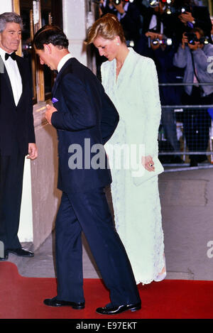 Il Principe Carlo e la Principessa Diana arrivano al Teatro dell'Opera di Covent Garden. Londra, Inghilterra, Regno Unito giugno 7 1989 Foto Stock