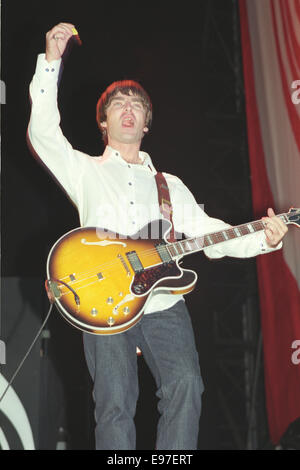 Noel Gallagher/ Oasis in concerto a Loch Lomond Scozia, nel 1996. Foto Stock