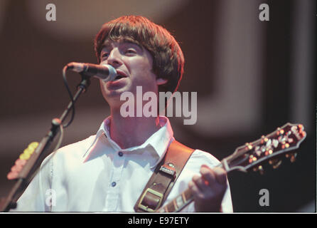 Noel Gallagher/ Oasis in concerto a Loch Lomond Scozia, nel 1996. Foto Stock