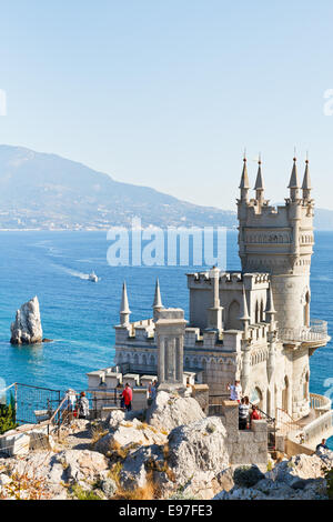 GASPRA, Russia - 29 settembre 2014: turisti vicino a deglutire's Nest castle in Crimea. Il castello fu costruito nel 1911-1912, sulla parte superiore del Foto Stock