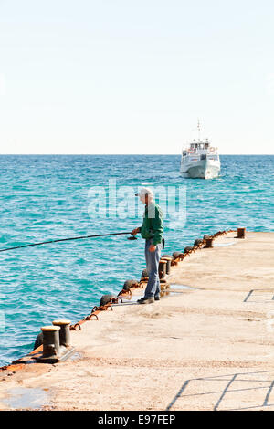 GASPRA, Russia - 29 settembre 2014: pescatori pesca da asta dal molo nel Mar Nero. Circa 160-190 specie di pesci vivono in Foto Stock