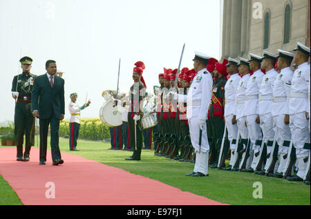 New Delhi, India. Xxi oct, 2014. Maldive' Ministro della difesa e della sicurezza nazionale Mohamed Nazim (2 L) ispeziona onore guardie durante una cerimonia di benvenuto a New Delhi, India, 21 ottobre, 2014. Credito: Partha Sarkar/Xinhua/Alamy Live News Foto Stock