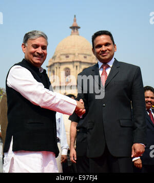 New Delhi, India. Xxi oct, 2014. India del ministro di Stato per la difesa Rao Inderjit Singh (L) scuote le mani con Maldive' Ministro della difesa e della sicurezza nazionale Mohamed Nazim in New Delhi, India, 21 ottobre, 2014. Credito: Partha Sarkar/Xinhua/Alamy Live News Foto Stock