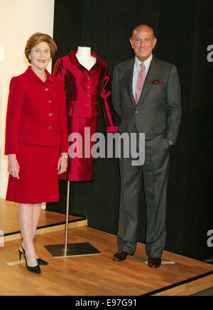 PIC FILE: New York, Stati Uniti d'America. Il 9 febbraio, 2004. Oscar de la Renta (Luglio 22, 1932 - 20 ottobre 2014) era un dominicano designer di moda. Nato a Santo Domingo, Repubblica Dominicana, de la Renta divenne noto a livello internazionale negli anni sessanta come uno del couturier di vestire Jacqueline Kennedy. Un pluripremiato designer, ha lavorato per Lanvin e Balmain; e la sua omonima casa di moda continua a vestire i protagonisti, da stelle del cinema alle royalty. Credito: ZUMA Press, Inc./Alamy Live News Foto Stock