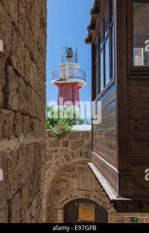 La porta che conduce alla casa di Simone il conciatore ed il faro sopra nella Vecchia Jaffa. Foto Stock