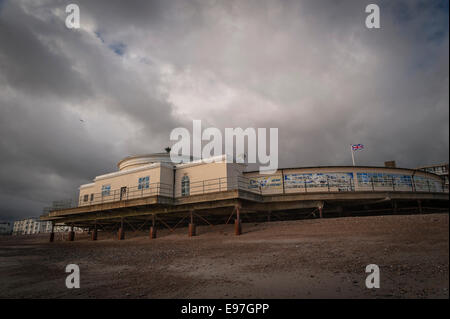 Il Lido visto dalla spiaggia a Worthing West Sussex, Regno Unito Foto Stock