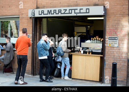 La marzocco uscita del caffè shoreditch italiano della coda Foto Stock