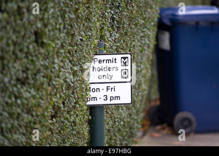 Hedge permesso di parcheggio segno residenti strada Foto Stock