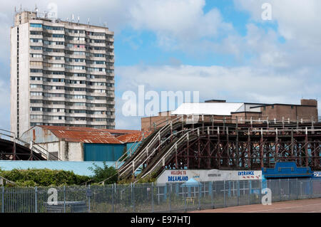 Arlington casa a Margate, visto sopra i resti del grado II* elencati rollercoaster su Dreamland sito. Foto Stock