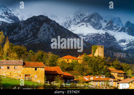 Mogrovejo e Parco Nazionale Picos de Europa. Villaggio di Camaleño. La contea di Liebana, Cantabria, Spagna, Europa. Foto Stock