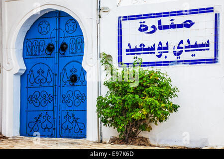 Un tipico blu, studded porta di legno in Sidi Bou Said, Tunisia. Foto Stock