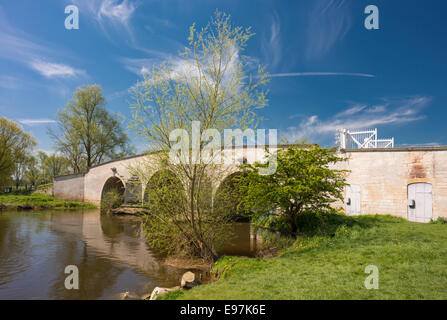 Calcare ponte sopra il fiume Nene, vicino a Peterborough, CAMBRIDGESHIRE Foto Stock