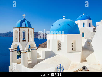 Chiese bianche e le cupole blu nel villaggio di Oia - Santorini, SANTORINI, CICLADI, isole greche, Grecia, Unione Europea, Europa Foto Stock